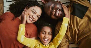 child with her parents