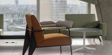 An orange chair where the therapist sits