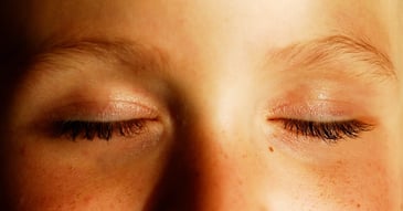 child closing eyes for EMDR therapy