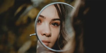 young lady looking at the mirror