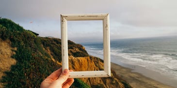 A frame to watch the sea